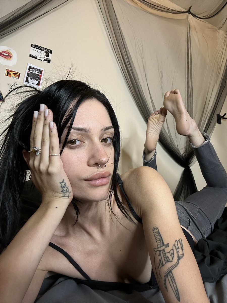 Leilagrips's tweet photo. what if u came over and we played footsies? 😋🦶💕 https://t.co/oEOjHL6srF