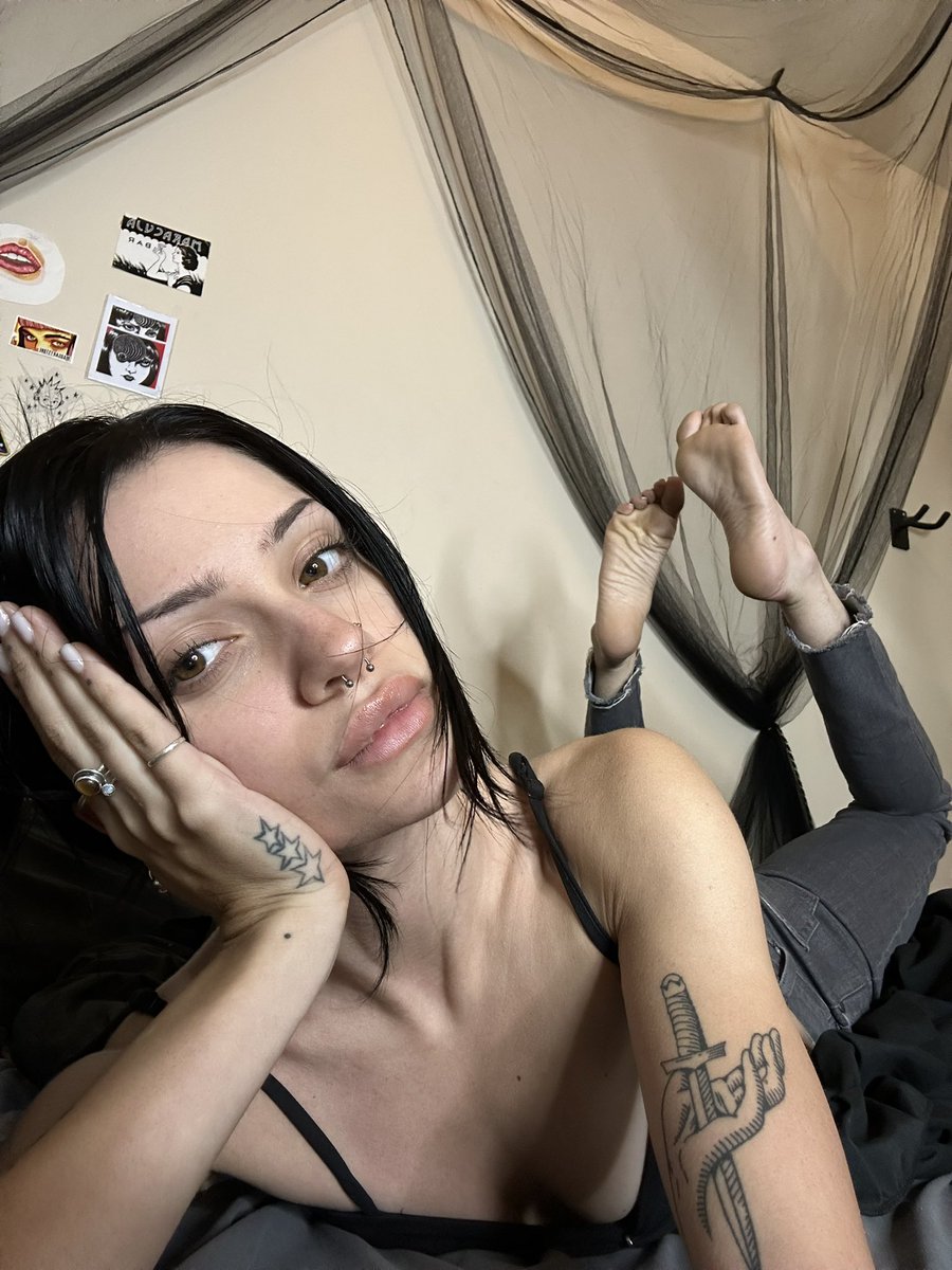 Leilagrips's tweet photo. what if u came over and we played footsies? 😋🦶💕 https://t.co/oEOjHL6srF