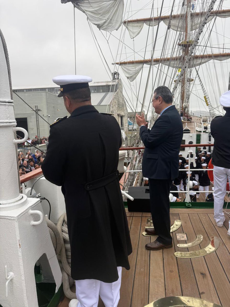 ConsulmexSFO's tweet photo. El Cónsul General @MarcoAMena agradeció a la tripulación del Buque Escuela Cuauhtémoc por su visita a San Francisco, que permitió a más de 43,300 visitantes conocer de cerca al Embajador y Caballero de los Mares.

¡Gracias a la comunidad mexicana por acompañarnos en su despedida! https://t.co/QCnCFROR7G