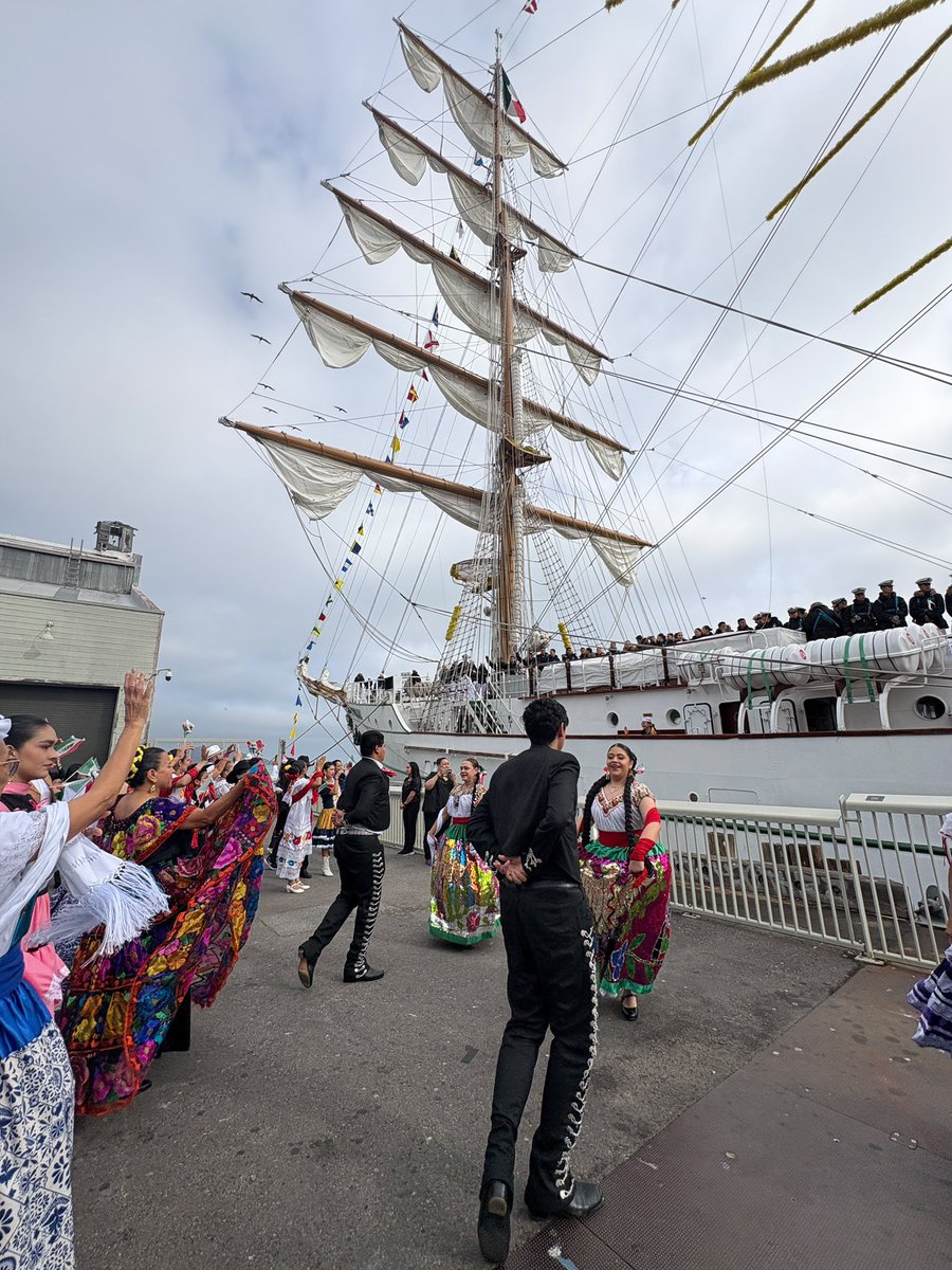 ConsulmexSFO's tweet photo. El Cónsul General @MarcoAMena agradeció a la tripulación del Buque Escuela Cuauhtémoc por su visita a San Francisco, que permitió a más de 43,300 visitantes conocer de cerca al Embajador y Caballero de los Mares.

¡Gracias a la comunidad mexicana por acompañarnos en su despedida! https://t.co/QCnCFROR7G