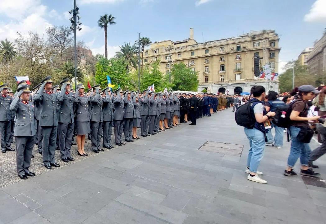 Ejercito_Chile's tweet photo. En el marco del centenario de la Coronación de la Virgen del Carmen, se llevó a cabo su procesión. La Generala Jurada de las Fuerzas Armadas y de Orden, fue escoltada por la Escuela Militar y escuelas matrices de las FF.AA acompañada de cientos de feligreses y devotos de la Virgen del Carmen desde la Catedral de Santiago hasta la Plaza de La Ciudadanía en el Día de la Oración por Chile.