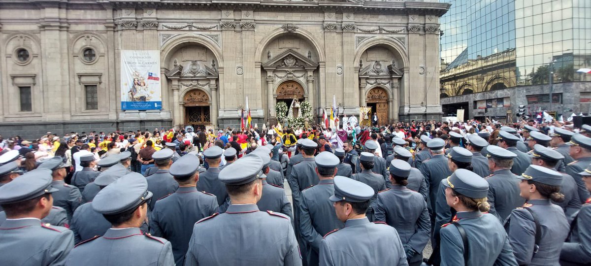 Ejercito_Chile's tweet photo. En el marco del centenario de la Coronación de la Virgen del Carmen, se llevó a cabo su procesión. La Generala Jurada de las Fuerzas Armadas y de Orden, fue escoltada por la Escuela Militar y escuelas matrices de las FF.AA acompañada de cientos de feligreses y devotos de la Virgen del Carmen desde la Catedral de Santiago hasta la Plaza de La Ciudadanía en el Día de la Oración por Chile.