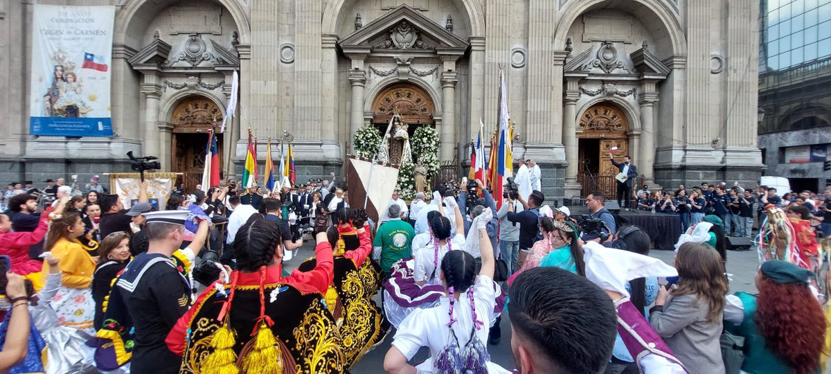 Ejercito_Chile's tweet photo. En el marco del centenario de la Coronación de la Virgen del Carmen, se llevó a cabo su procesión. La Generala Jurada de las Fuerzas Armadas y de Orden, fue escoltada por la Escuela Militar y escuelas matrices de las FF.AA acompañada de cientos de feligreses y devotos de la Virgen del Carmen desde la Catedral de Santiago hasta la Plaza de La Ciudadanía en el Día de la Oración por Chile.