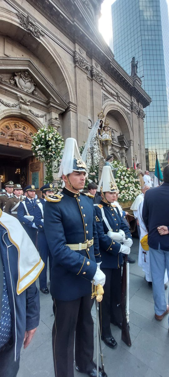 Ejercito_Chile's tweet photo. En el marco del centenario de la Coronación de la Virgen del Carmen, se llevó a cabo su procesión. La Generala Jurada de las Fuerzas Armadas y de Orden, fue escoltada por la Escuela Militar y escuelas matrices de las FF.AA acompañada de cientos de feligreses y devotos de la Virgen del Carmen desde la Catedral de Santiago hasta la Plaza de La Ciudadanía en el Día de la Oración por Chile.