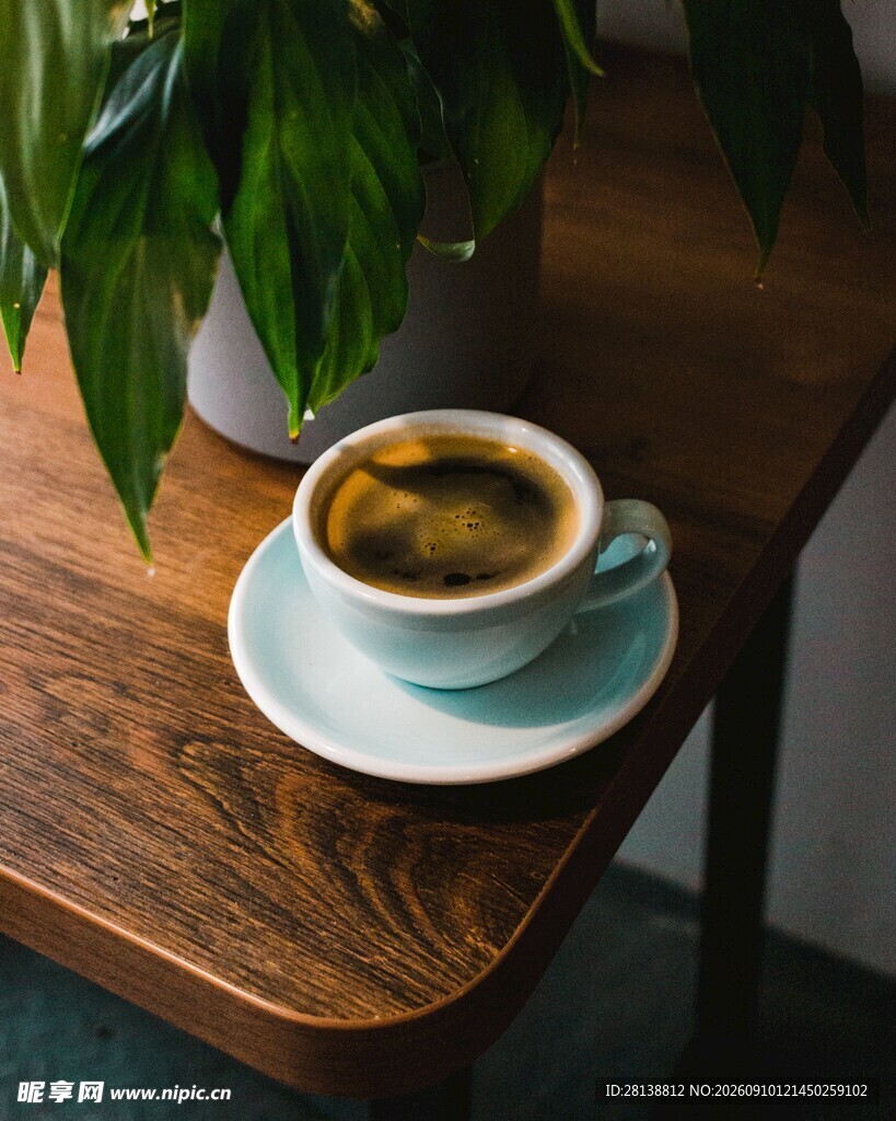 DewayneStr2en's tweet photo. Momento de descanzo en la oficina: un café frío y una ventana abierta, ideal para respirar un poco después de entregar informes. https://t.co/6sLSz4kahh