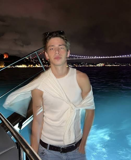 Milanessence's tweet photo. Henüz yolun başında olmanıza rağmen gruba kattığın o özel ışık ve sahnedeki tutkun gerçekten takdire şayan. İyi ki doğdun Milan

Geleceğinin ne kadar parlak olduğunu görmek bile heyecan verici. Yeni yaşın kariyerinde hak ettiğin en güzel kapıları açsın seni çok seviyoruz 💛 https://t.co/keKXE6dJVP