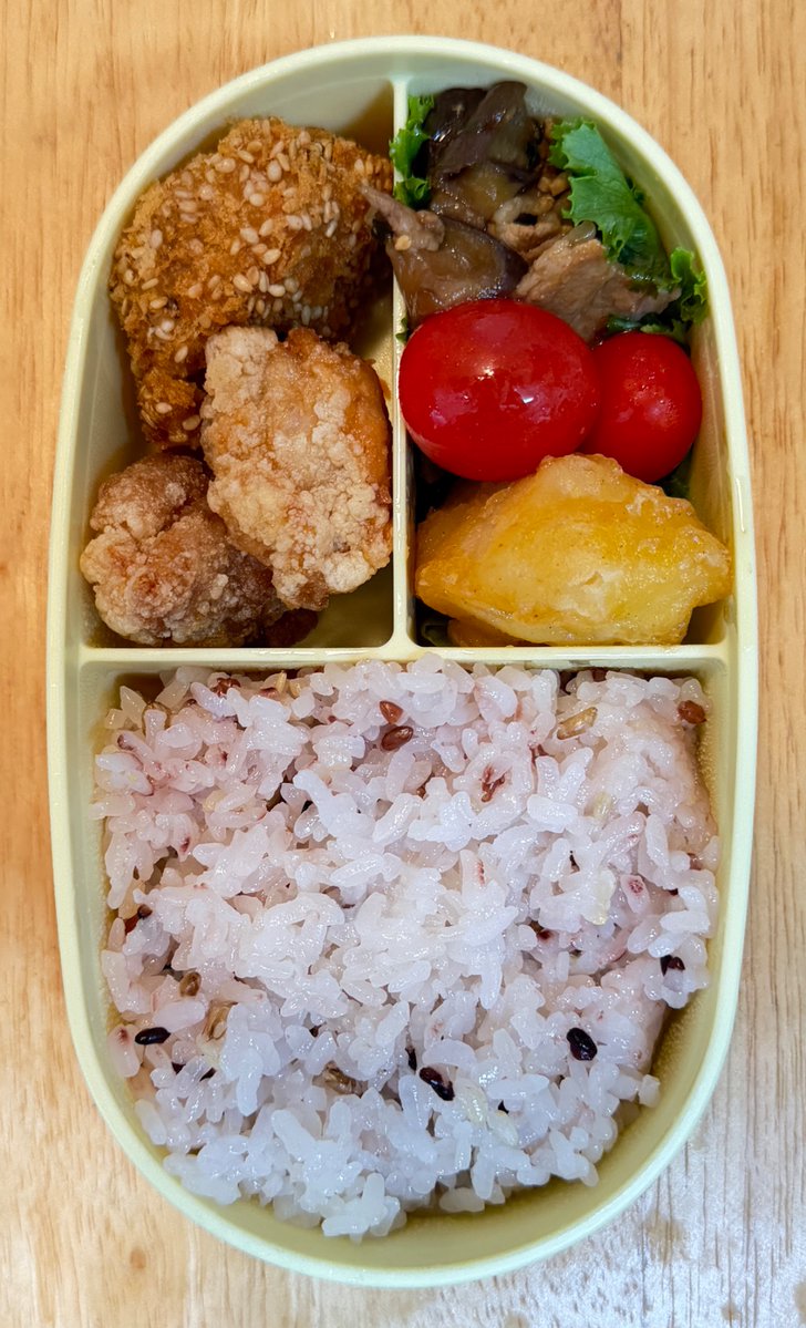 skydinner's tweet photo. 娘のお弁当作り415日目。

ダイエット？と健康のために我が家でも五穀米を食べ始めました🫡味的には違和感ないから続くかな？と期待。

今日の献立は、茄子豚の味噌炒め・鶏竜田揚げ・かぼちゃコロッケ・コンソメじゃがと🍅

#お弁当記録 
#お弁当
#弁当記録
#男の料理
#お弁当作り楽しもう部 https://t.co/DRv58qV7Zu
