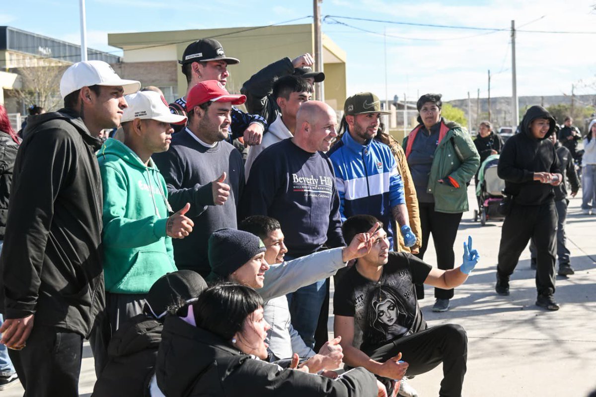 Gus_Sastre's tweet photo. Este fin de semana compartimos un hermoso momento, disfrutando de diferentes actividades con los vecinos del barrio Presidente Perón, en un evento multitudinario organizado por el espacio Primero Chubut. https://t.co/26WKL0D7bz