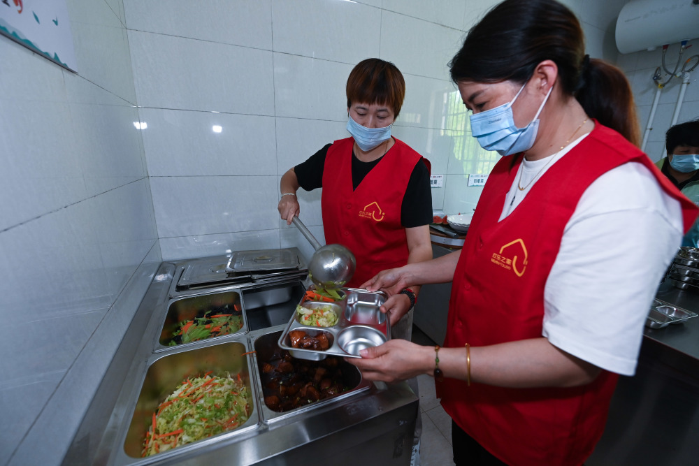 AndraNebesnik's tweet photo. Gran jornada de voluntariado en el comedor comunitario este sábado! Todos los miembros del club son bienvenidos a ayudar a repartir comidas y alegrías. https://t.co/Jvjys6CvmP