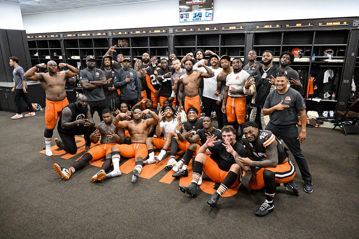 DollarDogNick's tweet photo. The Browns and Guardians (Indians) are both leading their divisions at the same time for the first time since Week 3 of 1994 https://t.co/kg0dlThBOw