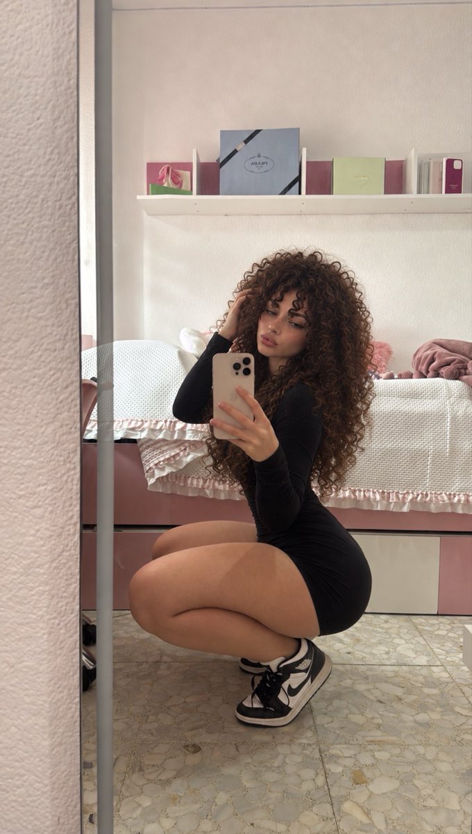 zeliakallatras's tweet photo. be honest, would you actually come say hi or just stare? 😭 https://t.co/CDhsyfBg6R