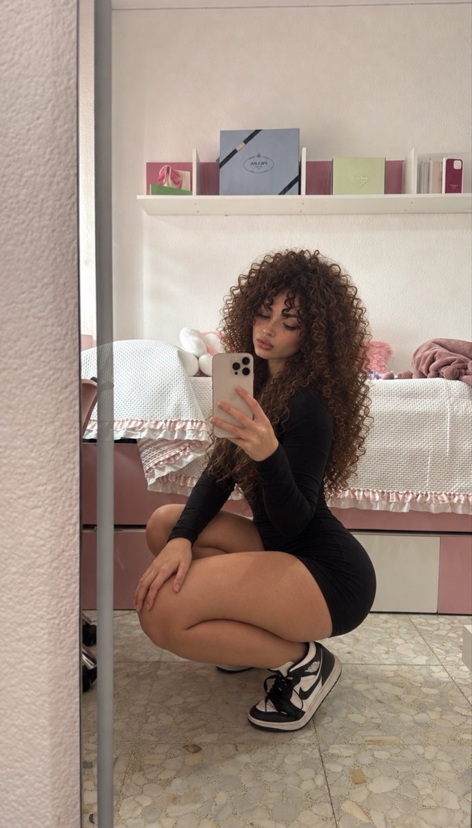 zeliakallatras's tweet photo. be honest, would you actually come say hi or just stare? 😭 https://t.co/CDhsyfBg6R