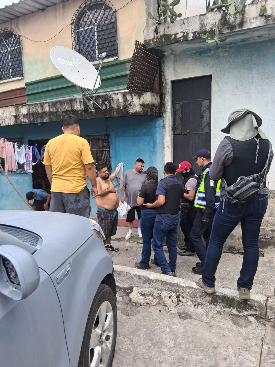 Ejercito_GT's tweet photo. Seguridad al servicio de la población guatemalteca. 🫡🇬🇹
 
Primera Brigada de Policía Militar “Guardia de Honor”, efectúa patrullaje a pie e instalación de puesto de registro en el en distintos puntos del departamento de #Guatemala, en coordinación con las fuerzas de seguridad civil, con el objetivo de fortalecer la seguridad y prevención, en beneficio de la población guatemalteca.

#EjércitoGT #EstamosCumpliendo