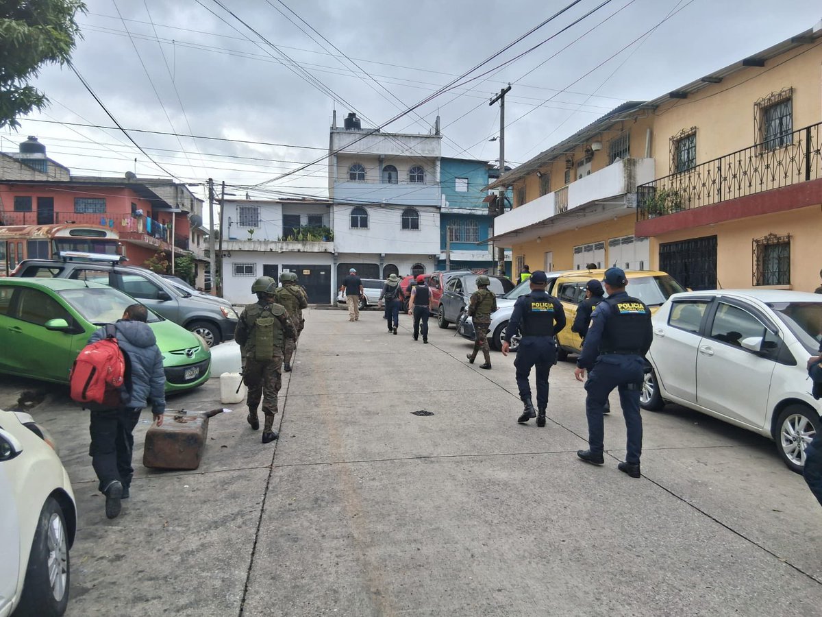 Ejercito_GT's tweet photo. Seguridad al servicio de la población guatemalteca. 🫡🇬🇹
 
Primera Brigada de Policía Militar “Guardia de Honor”, efectúa patrullaje a pie e instalación de puesto de registro en el en distintos puntos del departamento de #Guatemala, en coordinación con las fuerzas de seguridad civil, con el objetivo de fortalecer la seguridad y prevención, en beneficio de la población guatemalteca.

#EjércitoGT #EstamosCumpliendo