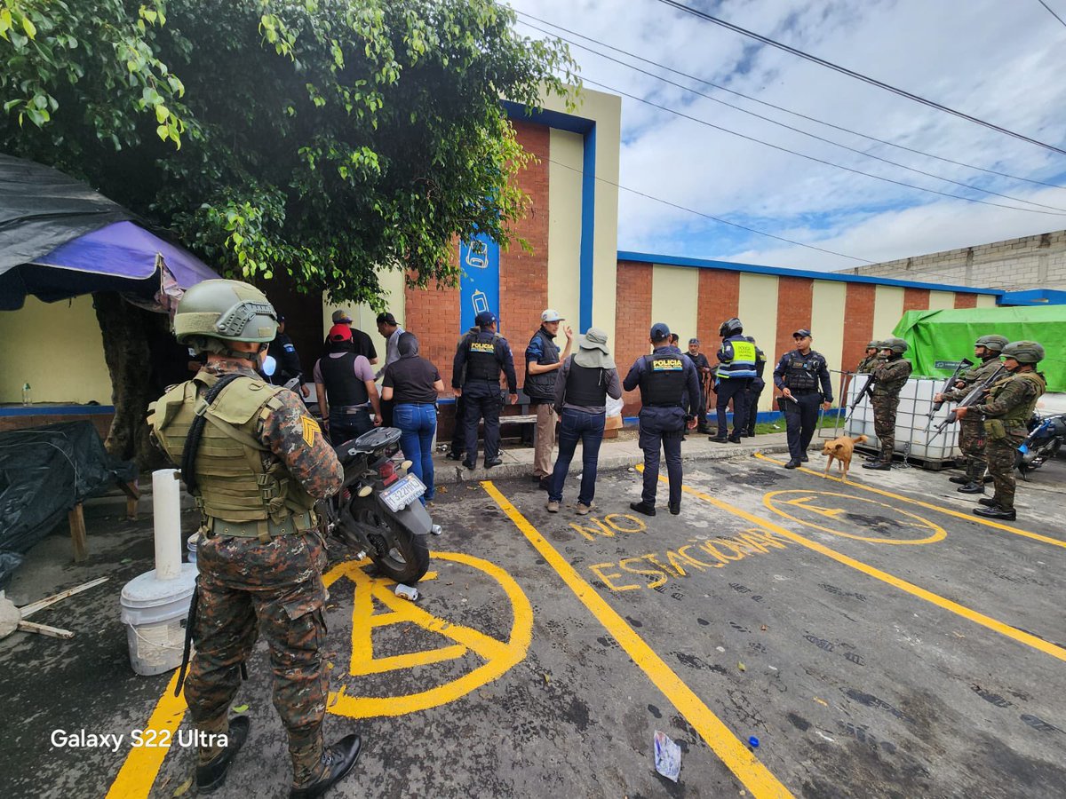 Ejercito_GT's tweet photo. Seguridad al servicio de la población guatemalteca. 🫡🇬🇹
 
Primera Brigada de Policía Militar “Guardia de Honor”, efectúa patrullaje a pie e instalación de puesto de registro en el en distintos puntos del departamento de #Guatemala, en coordinación con las fuerzas de seguridad civil, con el objetivo de fortalecer la seguridad y prevención, en beneficio de la población guatemalteca.

#EjércitoGT #EstamosCumpliendo