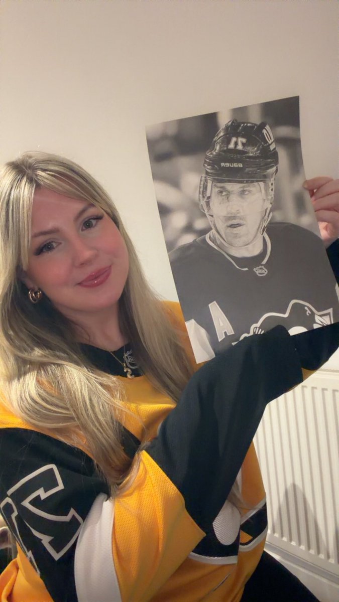 shannonrosssx's tweet photo. Me &amp; my art🏒🐧✨ https://t.co/wEN9lnWL7C