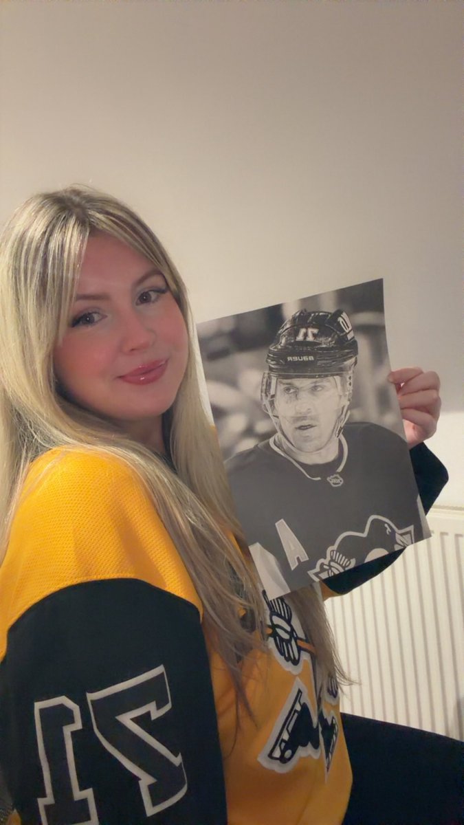 shannonrosssx's tweet photo. Me &amp; my art🏒🐧✨ https://t.co/wEN9lnWL7C