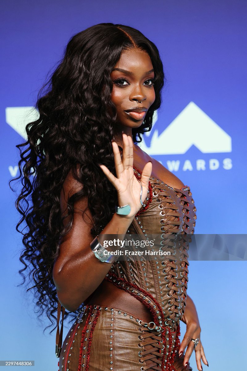 M_ttamara's tweet photo. Olandria is so MFn gaggy #VMA https://t.co/G1fMEaajSQ