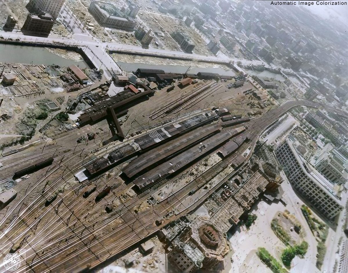 hwtnv's tweet photo. 81年前の今日。1945年9月28日，終戦から一ヶ月半後の東京駅周辺。アメリカ軍が撮影した写真をカラー化したもの。 https://t.co/ROa0ABtNRv