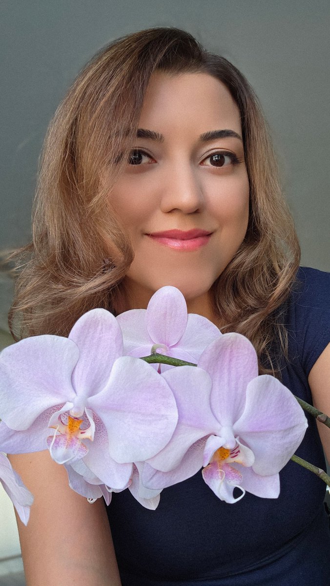 MayraPeak's tweet photo. Narin görünümünün arkasında sarsılmaz bir güç taşır orkide; en zorlu anlarda bile zarafetinden ödün vermeden dimdik durmayı bilir 🩷 https://t.co/jeb72OBU1W