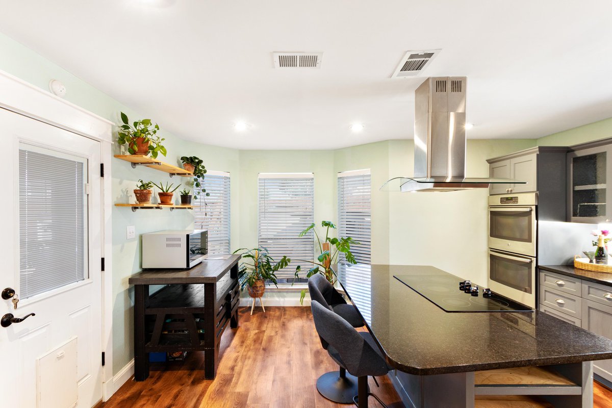 LesterPuyear's tweet photo. This might be our best shoot this month. Natural light bathes every detail, while crisp lines and an open feel make buyers stop scrolling. We capture more than photos—we capture the potential and feeling that drive clicks and showings. https://t.co/kMBM8CNAyo