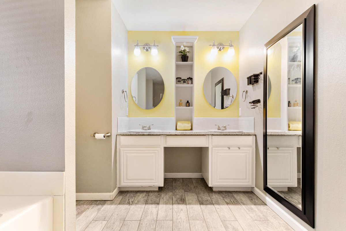 LesterPuyear's tweet photo. This might be our best shoot this month. Natural light bathes every detail, while crisp lines and an open feel make buyers stop scrolling. We capture more than photos—we capture the potential and feeling that drive clicks and showings. https://t.co/kMBM8CNAyo