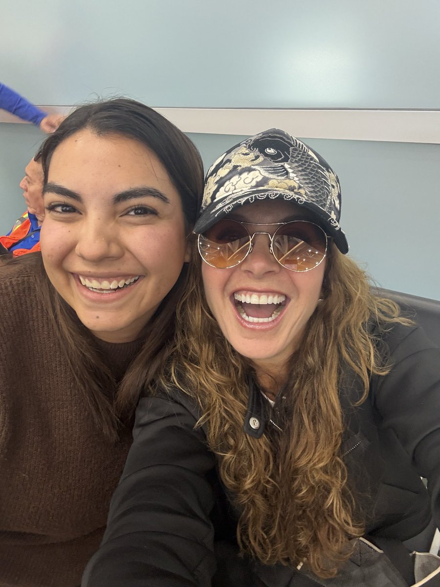 YaraaFernanda's tweet photo. la vida es tan buena conmigo que mi vuelo retrasado me hizo coincidir con mi @LuceroMexico 🥹🫶🏽 
te adoroooo preciosa! gracias por tomar la fotito porque estaba temblando 😂 que alegría contarte personalmente que a mi y a mi mamá nos encantó el concierto!
nos vemos mañana!!! ❤️ https://t.co/EXBSEKABNF