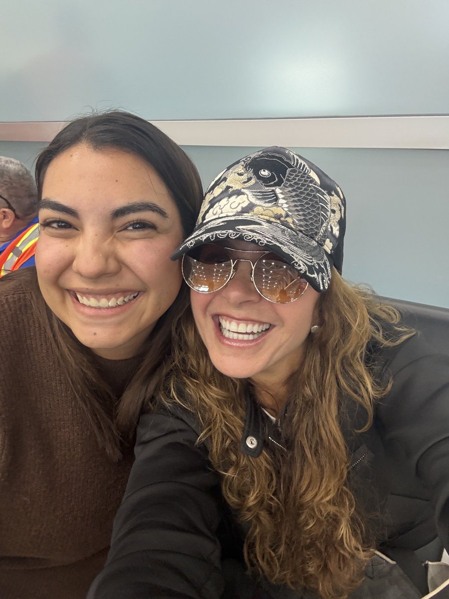 YaraaFernanda's tweet photo. la vida es tan buena conmigo que mi vuelo retrasado me hizo coincidir con mi @LuceroMexico 🥹🫶🏽 
te adoroooo preciosa! gracias por tomar la fotito porque estaba temblando 😂 que alegría contarte personalmente que a mi y a mi mamá nos encantó el concierto!
nos vemos mañana!!! ❤️ https://t.co/EXBSEKABNF