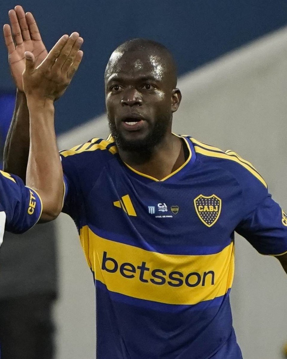 DiarioOle's tweet photo. EL HÉROE DE LA TARDE!!!!!! ⚽️⚽️⚽️🇪🇨

HAT-TRICK DE ENNER VALENCIA EN SU DÍA SOÑADO CON LA CAMISETA DE BOCA 🔵🟡 https://t.co/pbDIAdPp40