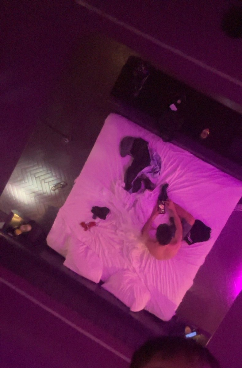 Alejandrozxxz's tweet photo. Imagine us in this room <3 https://t.co/jyWVJhQ0dI