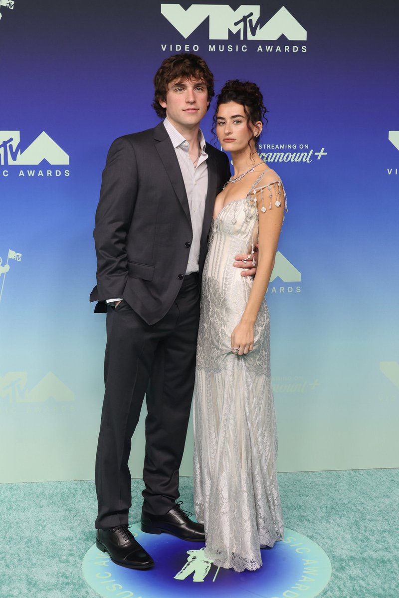 PopCrave's tweet photo. Stella Lefty with her boyfriend Vincent Mason on the #VMAs carpet. https://t.co/W8GThcqKI7