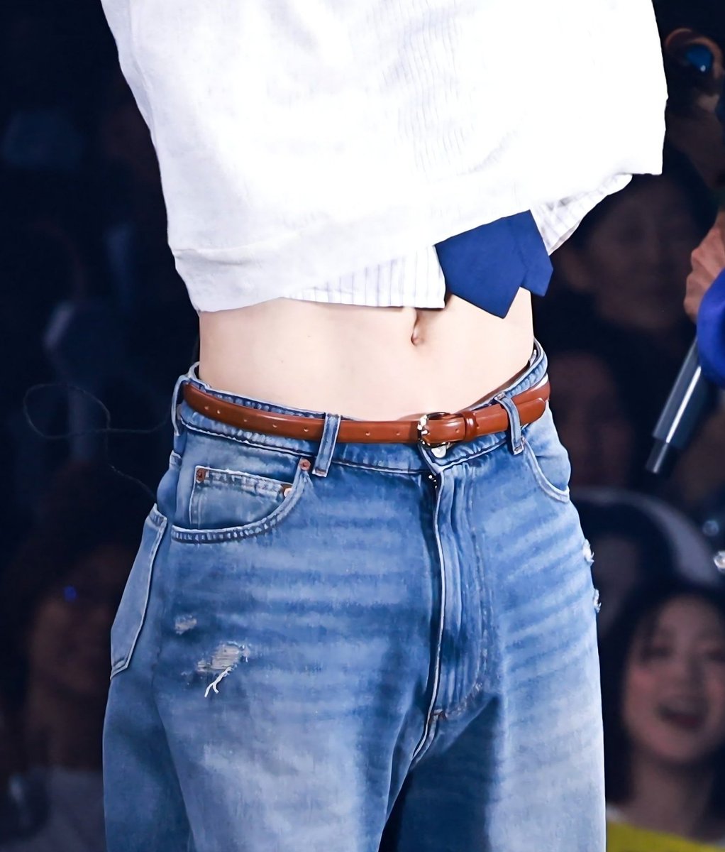 oohsehundoll's tweet photo. Such an appropriate holder for this waist https://t.co/oIWIOLC0vh
