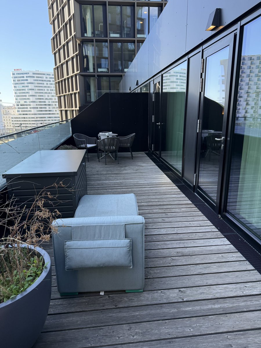 harami622's tweet photo. ウィーン🇦🇹のホテル、居心地良くて立地も良かった🏨満月見ながらバルコニーでバナナ🍌。ここでバナナ食べるのが日課になってた https://t.co/Q7pYWVKsqt