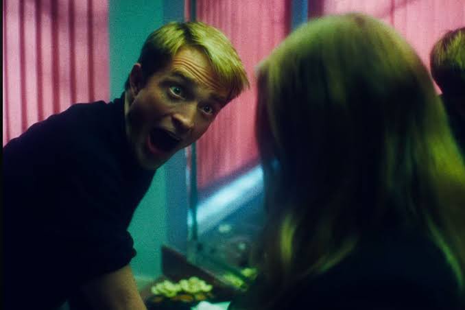 TrevorOfficialR's tweet photo. Hansen is not depicted as an uncaring grifter in Primetime. He is depicted as someone who (delusionally) believes that he is God’s chosen soldier against the world’s greatest evil. He is completely obsessed with it as if it is his sacred duty. This scene pictured here, is him MOCKING the producer for caring more about ratings than saving kids. Worth noting to those who have not seen the film.