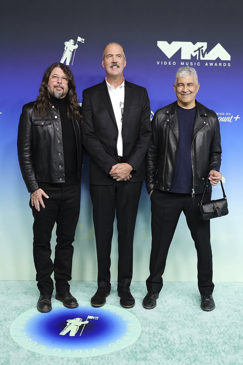 consequence's tweet photo. The surviving members of Nirvana reunite at the 2026 VMAs, where they are being honored with the Video Vanguard Award.

📸: Frazer Harrison/Getty Images https://t.co/CoicAnLy3D