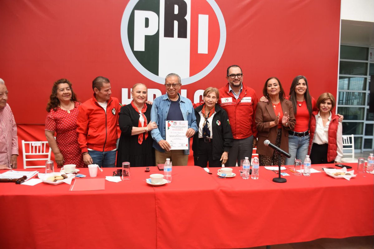 cdeprihidalgo's tweet photo. Junto a nuestra secretaria general, @caroviggiano , Lucía Ramírez Ortiz, secretaria de Adultos Mayores del PRI y nuestro presidente estatal @MarcoMendoza_B reconocimos 70 y 50 años de militancia y lealtad a nuestro partido. 
Gracias por ser historia, vida y  corazón de su partido https://t.co/ywlTOajdB0