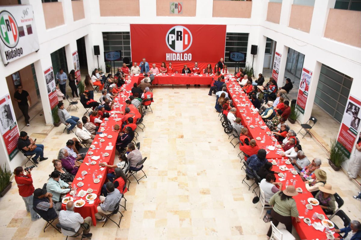 cdeprihidalgo's tweet photo. Junto a nuestra secretaria general, @caroviggiano , Lucía Ramírez Ortiz, secretaria de Adultos Mayores del PRI y nuestro presidente estatal @MarcoMendoza_B reconocimos 70 y 50 años de militancia y lealtad a nuestro partido. 
Gracias por ser historia, vida y  corazón de su partido https://t.co/ywlTOajdB0