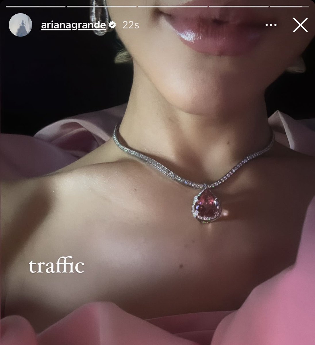 acervoarii's tweet photo. 🚨 Ariana Grande nos stories dizendo que tem traficantes perto ?? https://t.co/3eckpkqkST