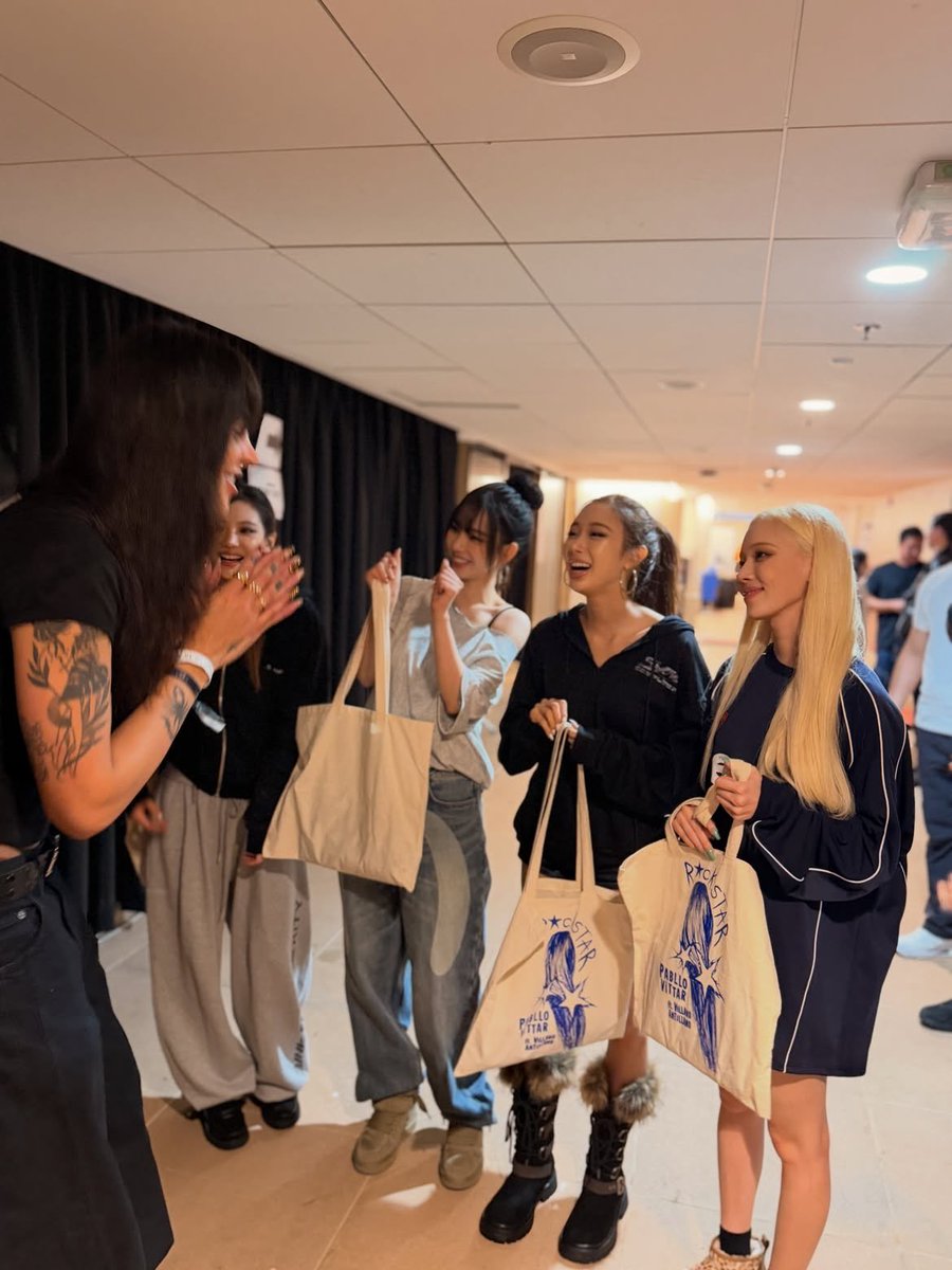 vittarlogia's tweet photo. Simplesmente a Pabllo Vittar nos últimos dias:

Rosalía — aespa — Demi Lovato — VMAs https://t.co/tvVKNcK1tw
