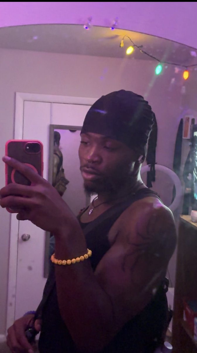 voureadacoolest's tweet photo. I’ll never not love looking at myself🍫 https://t.co/LfqlQDuiuQ