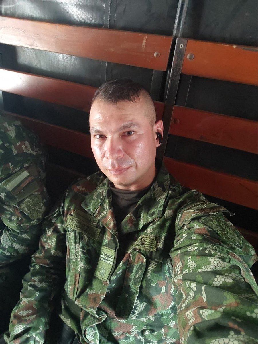 nuevousuariotw1's tweet photo. Militar cacorrito, dice que no es gay, pero le gusta comer trans chuparles la verga y que lo penetren😈🔥🥵😋

#gay #chudai #barranquilla #HeteroEngañado #heterovergón https://t.co/2A1Vv9TN5J