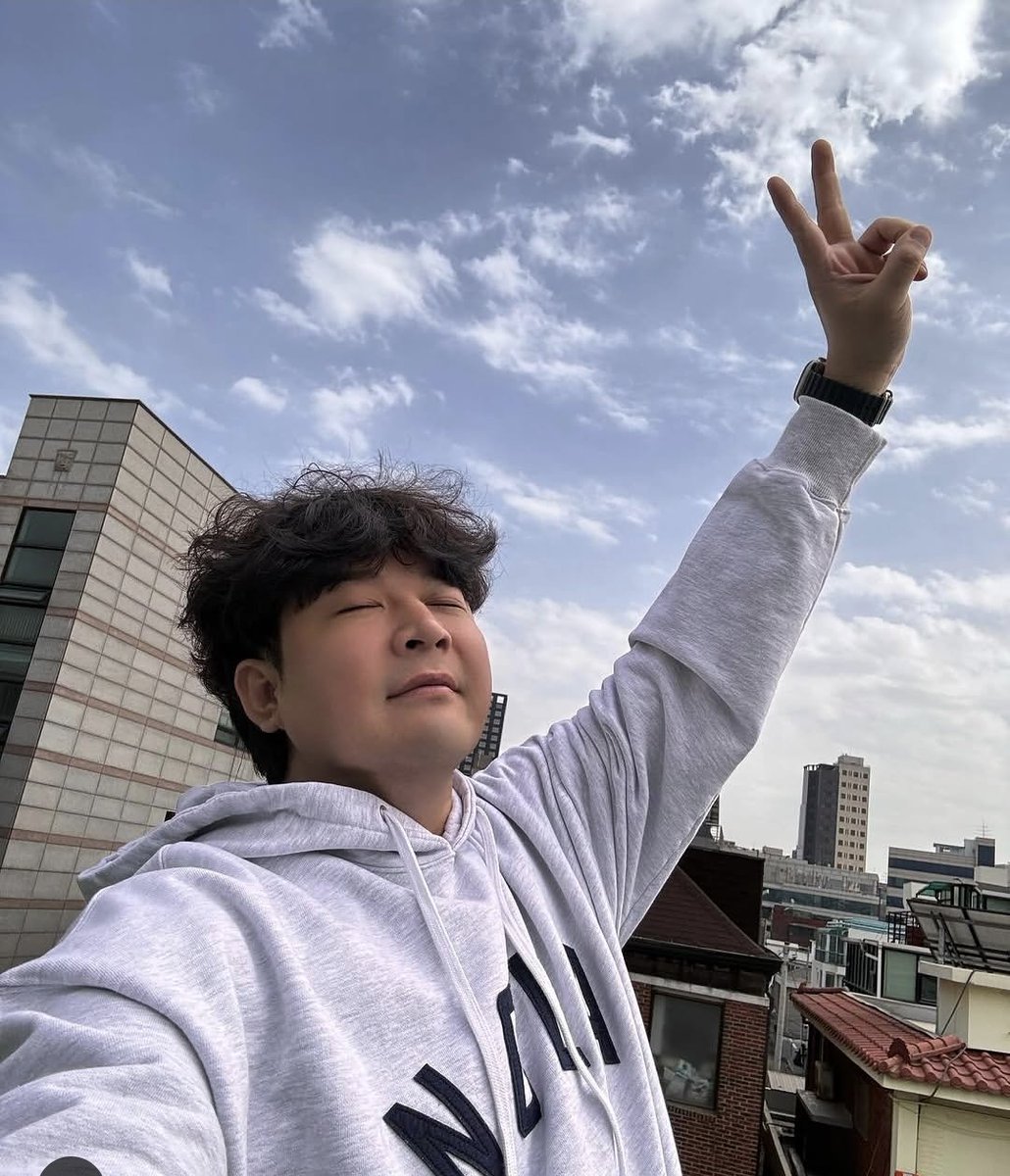 sjpopbase's tweet photo. Happy 41st birthday to our magnificent dancing machine SHINDONG.

A core member of SUPER JUNIOR's rap and dance line, his witty humor and sharp intellect also facilitates his domination over the variety show scene as a beloved entertainer and comedian. https://t.co/UBzdDpjw4U