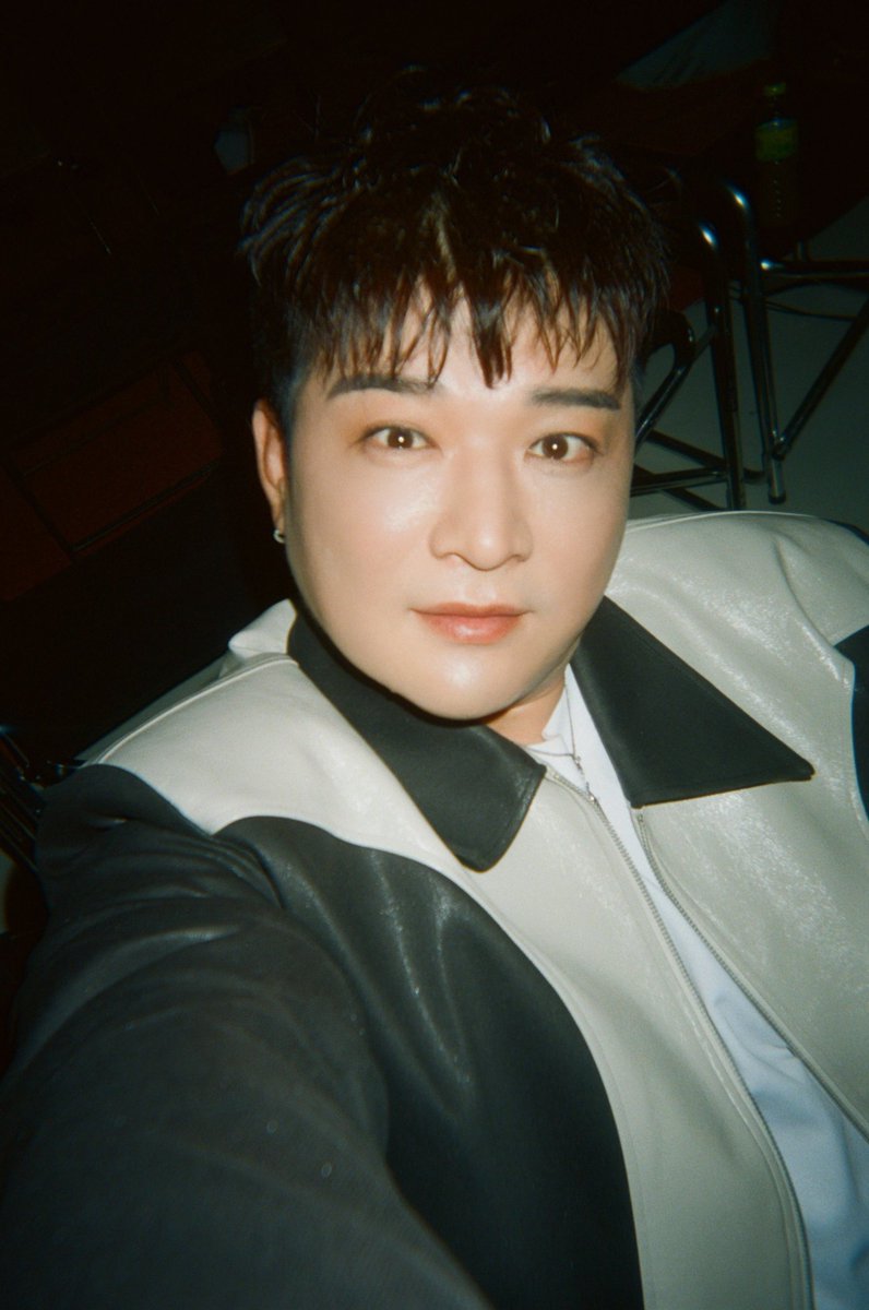 sjpopbase's tweet photo. Happy 41st birthday to our magnificent dancing machine SHINDONG.

A core member of SUPER JUNIOR's rap and dance line, his witty humor and sharp intellect also facilitates his domination over the variety show scene as a beloved entertainer and comedian. https://t.co/UBzdDpjw4U