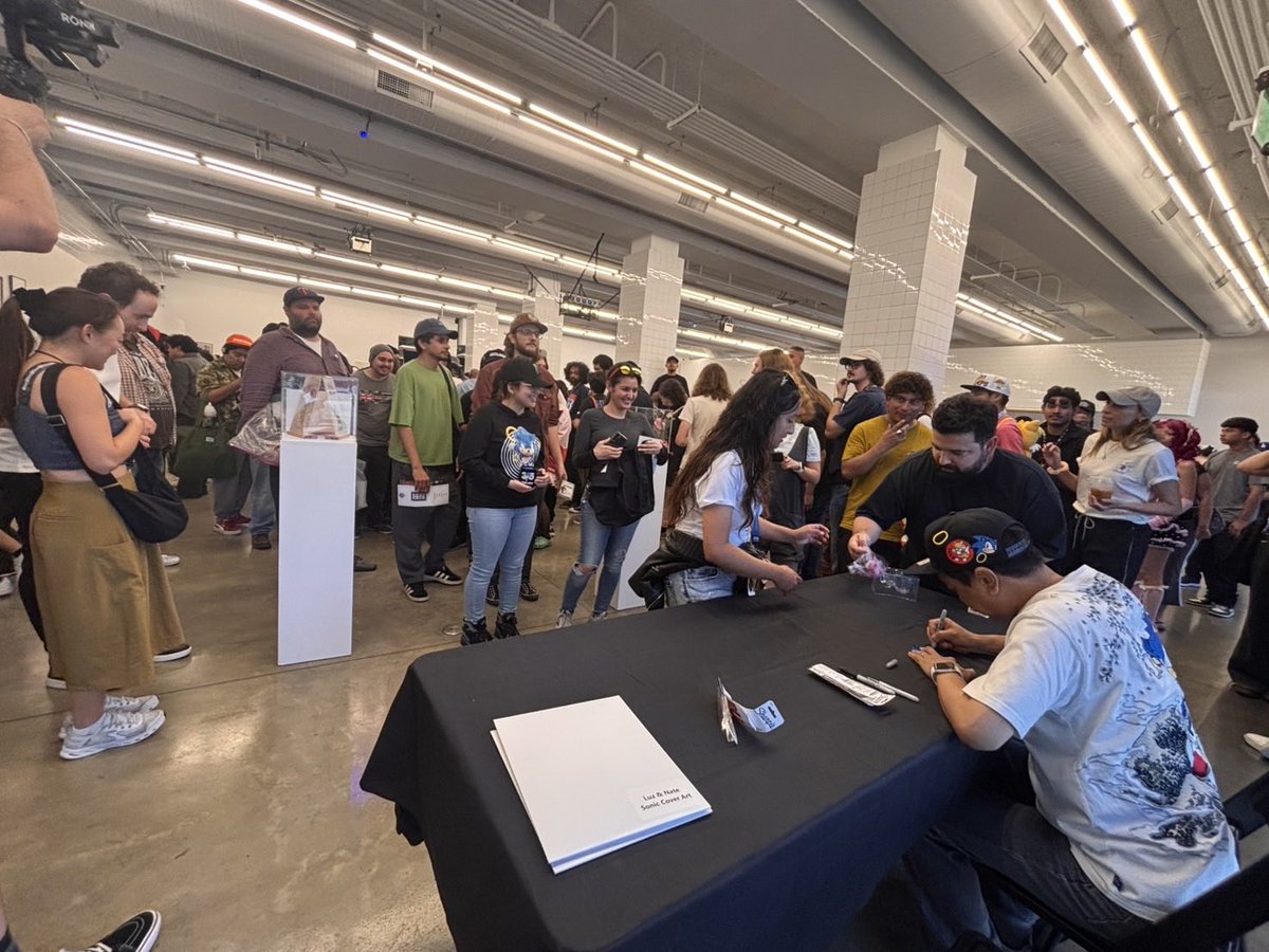 KazuyukiHoshino's tweet photo. Thousands of people came out to see our work! 🙌✨
I signed autographs for hundreds of fans. Thank you so much, everyone! 💙 https://t.co/31evynE0Eo