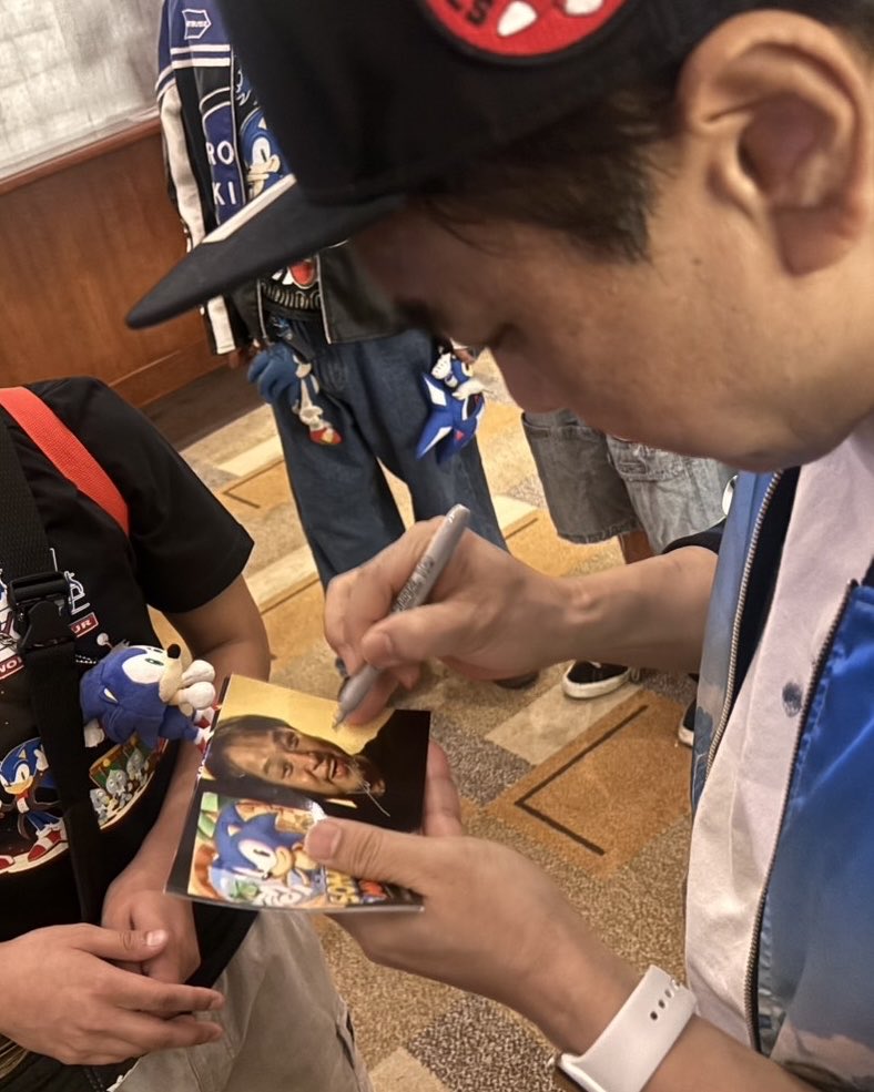 KazuyukiHoshino's tweet photo. Thousands of people came out to see our work! 🙌✨
I signed autographs for hundreds of fans. Thank you so much, everyone! 💙 https://t.co/31evynE0Eo