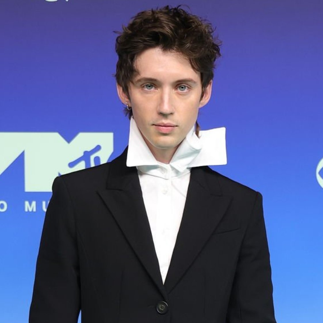 sboficial's tweet photo. Eterno twink, Troye Sivan no blue carpet do #VMAs. https://t.co/E7c6chluRF