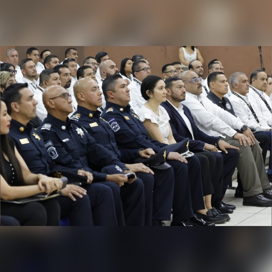 SSPCMexico's tweet photo. En #Tabasco, el secretario @OHarfuch, sostuvo una reunión con compañeras y compañeros de la @SSPCTabasco, @FGETabasco y de la #SSPC para reconocer el trabajo que realizan todos los días en favor de la seguridad de las familias.

Se mantiene la coordinación y se fortalecen las acciones para detener a quienes generan violencia en la entidad.