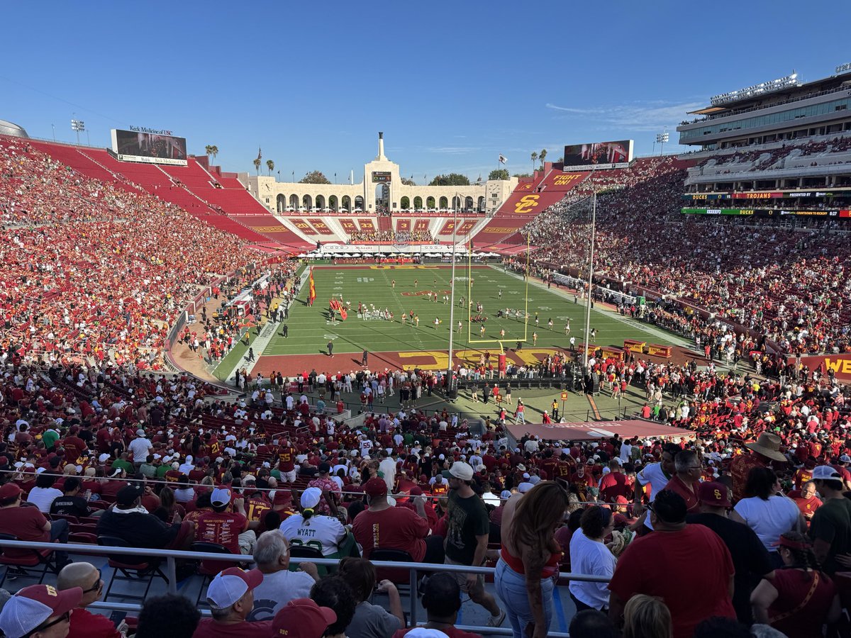 Aruiz3179's tweet photo. I’ll be at Coli next week to support our players and team. Beat the huskies!!!#FTFO ✌️✌️
All you fair weather fans could kiss my ass. https://t.co/UK88eUVal3