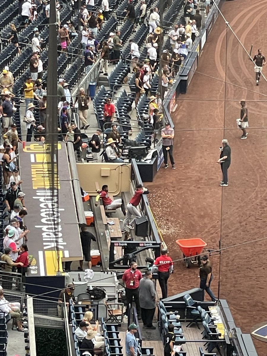 alexjweiner's tweet photo. Geraldo Perdomo and Kevin Ginkel hanging back in dugout after the game. https://t.co/Klcczf7x1A
