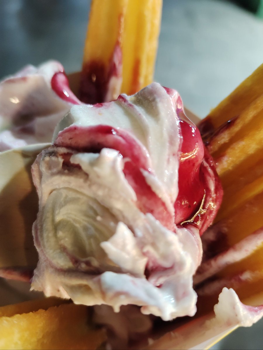 SuzannaLahxqf's tweet photo. Hoy probé estos churros crujientes de la parada de la esquina, acompaados de chocolate caliente espeso, una delicia que alegra cualquier tarde! https://t.co/FTS5NKt1z6